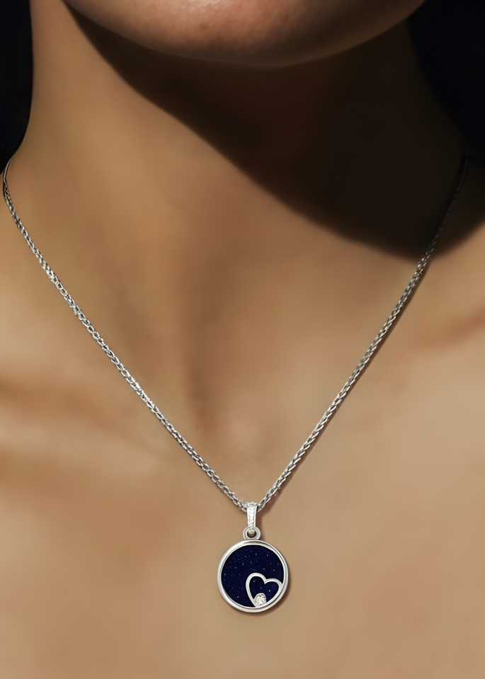 قلادة فضية مطلية بالبلاتين بتصميم بسيط للنساء