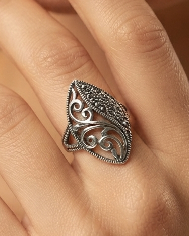 Elegant Women's 925 Sterling Silver Ring with High-Quality Swiss Center Stone