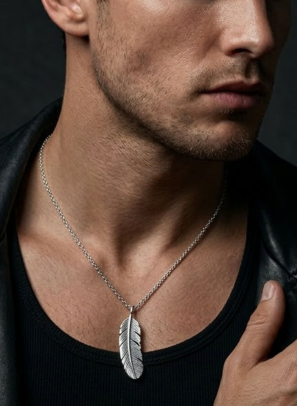 قلادة فضية مزينة بريشة