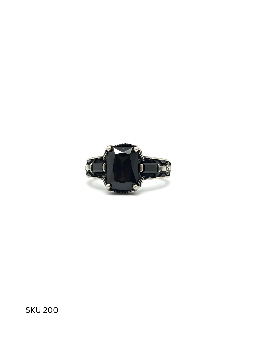An essential men’s ring crafted from Turkish 925 sterling silver and set with a black stone. Minimal and versatile, it suits everyday wear with understated strength.