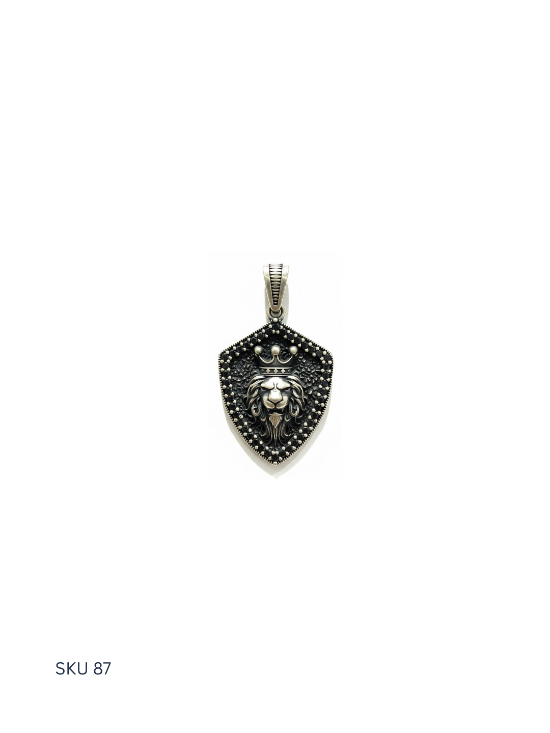 A classic lion pendant in Turkish sterling silver (925), designed for everyday wear with bold masculine appeal.