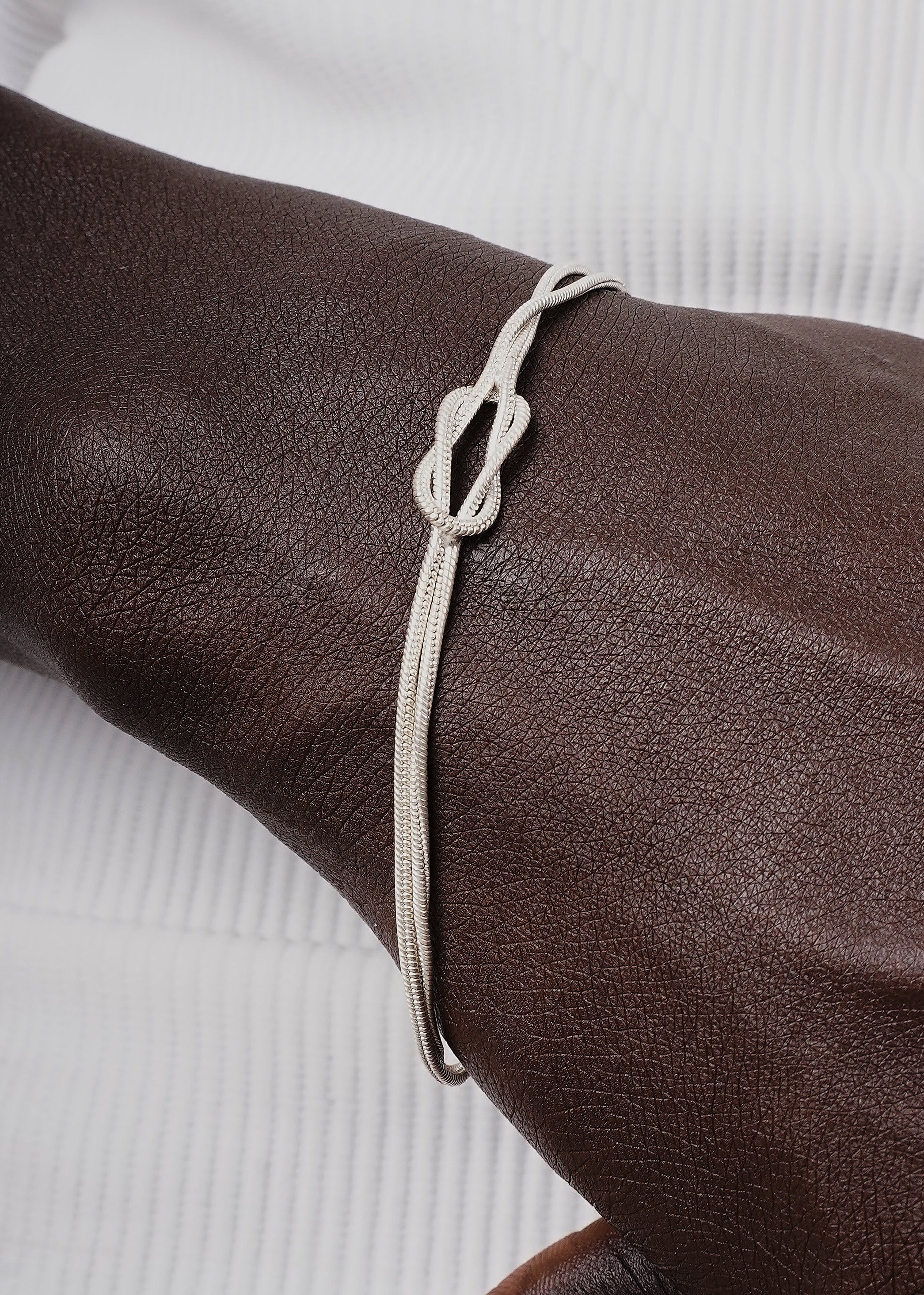 سوار أنيق من سلسلة فضية معقودة