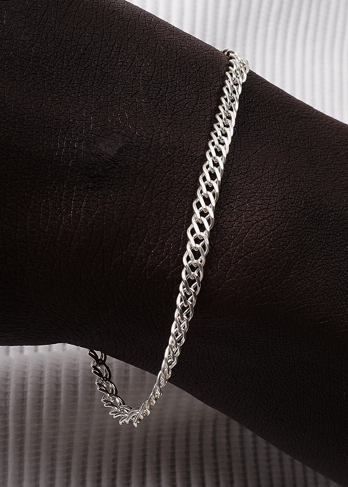 سوار فاخر من الفضة بتصميم كوبي