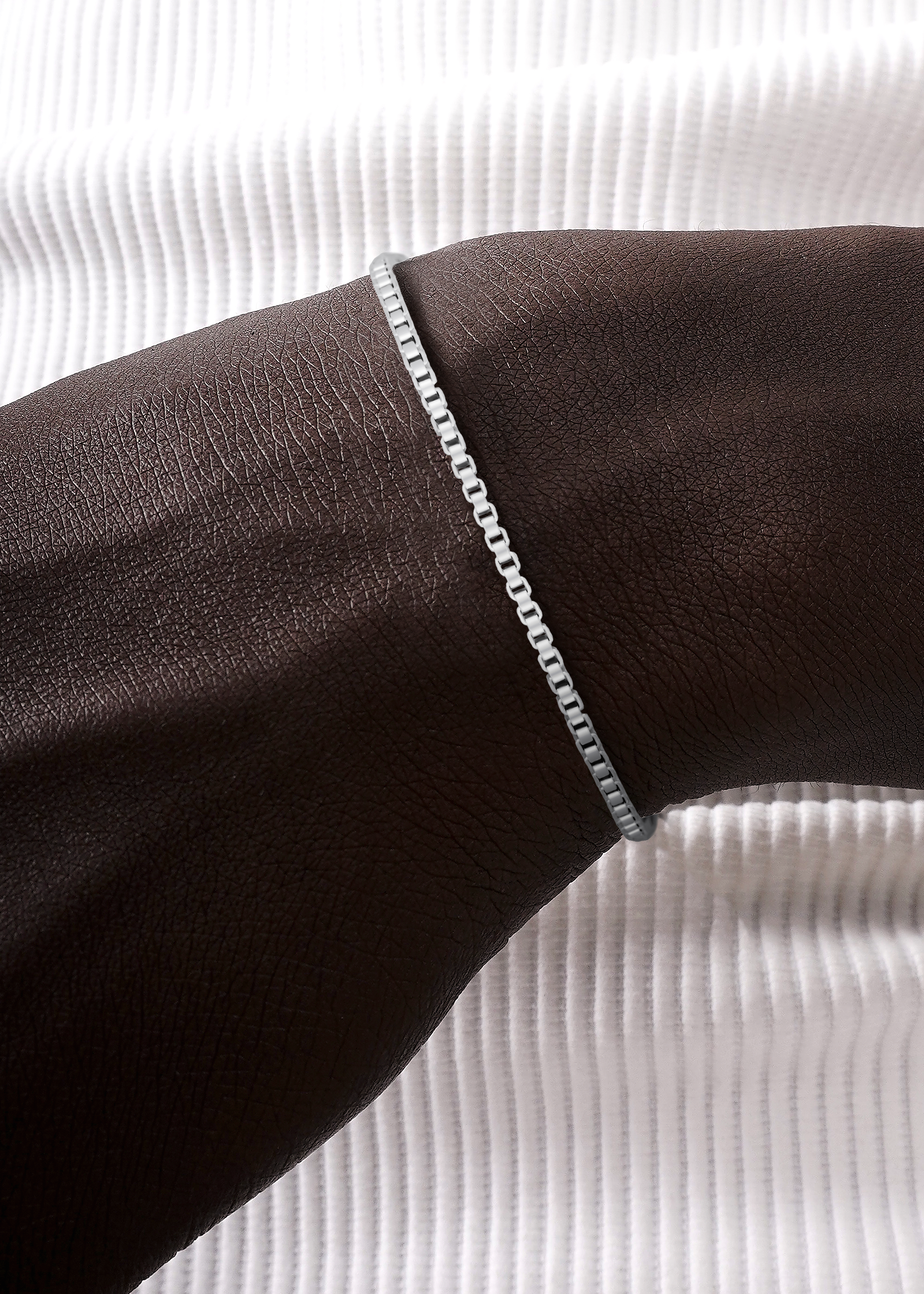 سوار خرز فضي بتصميم بسيط